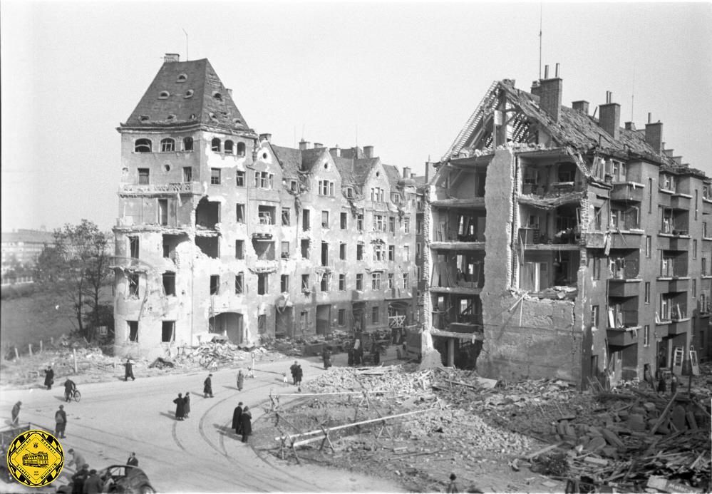 1944 werden zwar die nebenstehenden Häuser schwer durch die Luftangriffe beschädigt, die Brücke des Nockherbergs über Bahn bleibt aber weitgehend unbeschädigt. 