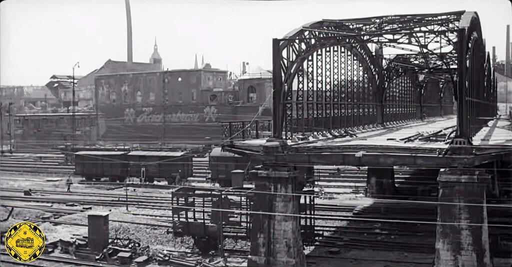 Kurz danach wird der nördliche Teil der Hackerbrücke zerstört und die Gleise der Schuttbahn enden hier nun. Es ist kein Übergang mehr möglich.