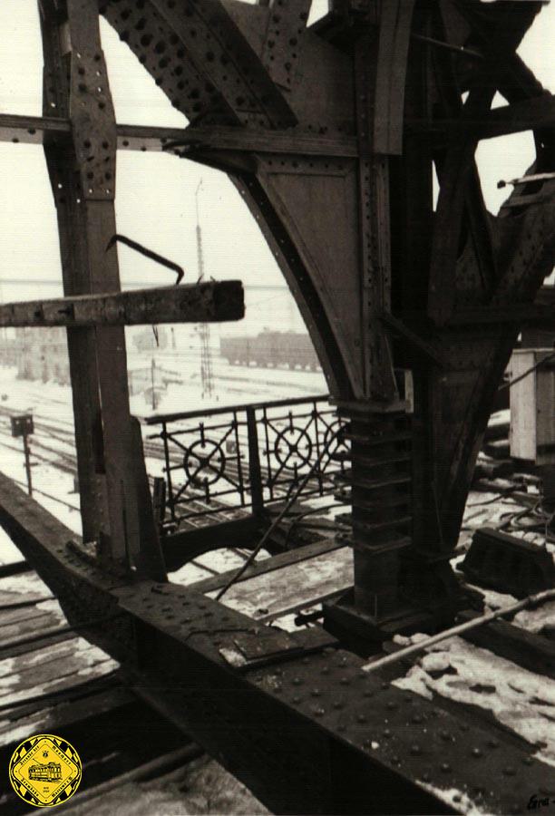 In den nachfolgenden Jahren gab es eine ausführliche Dokumentation über die Schäden an der Hackerbrücke, die vom städtischen Bauamt detailreich abgelichtet wurde.