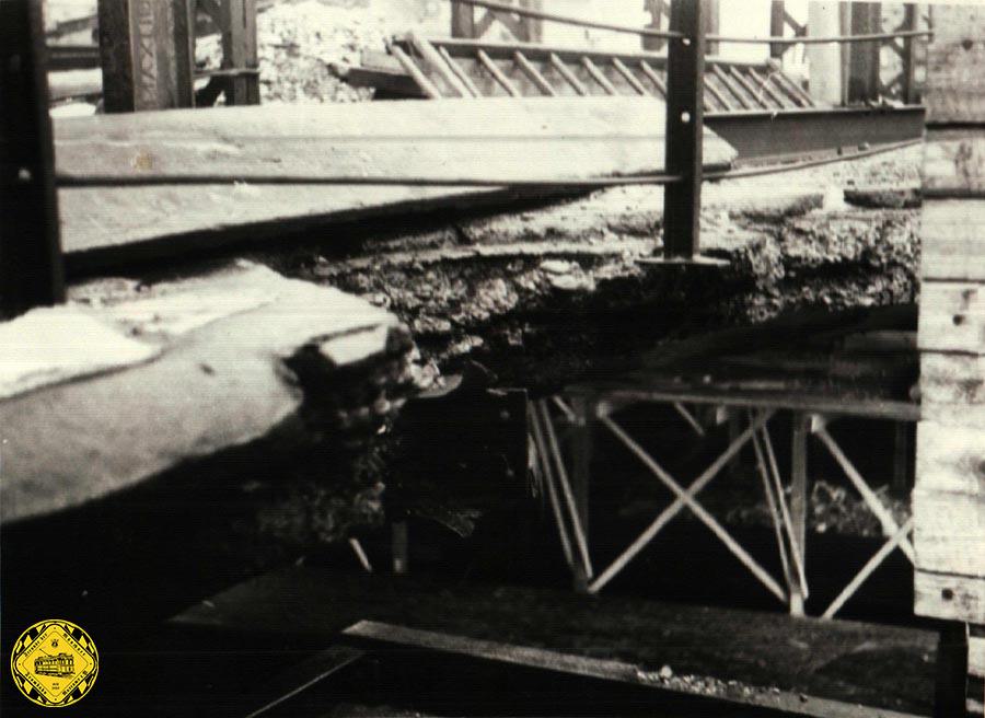 Neben dem zerstörten Brückenteil gab es auch noch erhebliche Schäden an der restlichen Konstruktion und vor allem dem Fußweg der Brücke. Daher wurde ein provisorischer Holzsteg für Fußgänger rund um die Bombenschäden errichtet.