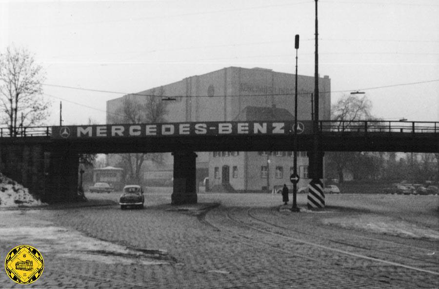 Diese beiden Bilder zeigen die Brücke des Verbindungsgleises der Isartalbahn und Zufahrtsgleis zum Heizkraftwerk Süd über die Schäftlarnstraße im Jahr 1954. Sie wurden von der Werbeagentur erstellt, um die Lage der neuen Werbeschilder an dieser Brücke zu zeigen. 