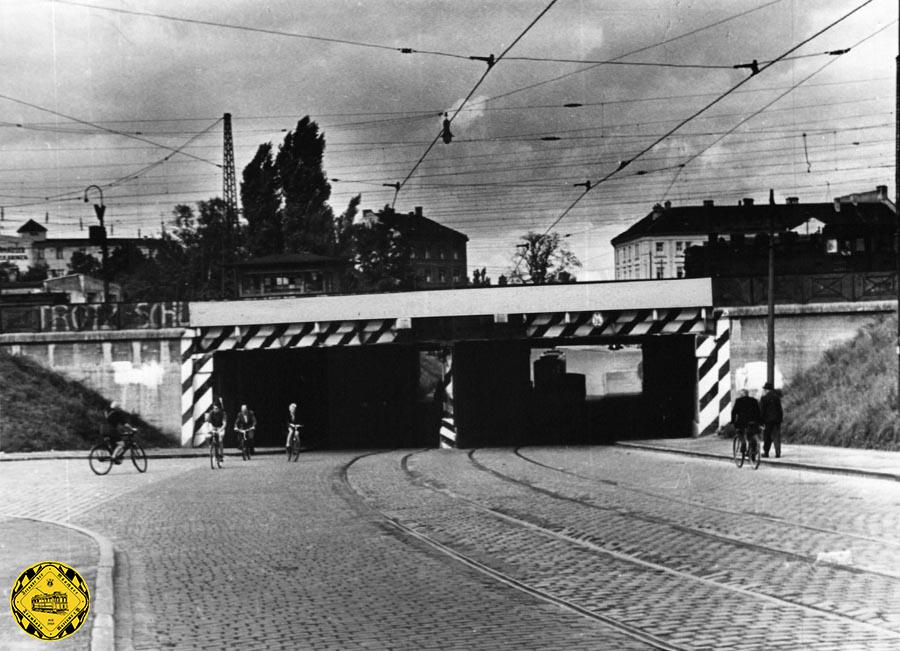 Am 27.September1957 wurden diese beiden Bilder der Unterführung der Berg-am-Laim-Straße unter dem Gleisfeld des Ostbahnhofs fotografiert. 