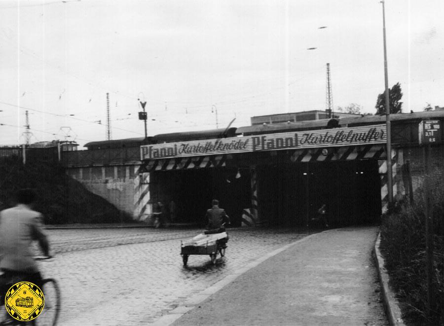 Am 27.September1957 wurden diese beiden Bilder der Unterführung der Berg-am-Laim-Straße unter dem Gleisfeld des Ostbahnhofs fotografiert. 