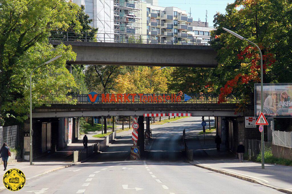 Als städtebauliches Kleinod präsentierte sich diese Brücke im Oktober 2012 bei meinem Besuch: inzwischen ist eine 3.Brücke im 1.Stock hinzugekommen, die kreuzungsfreie Ausfädelung der Deisenhofener Strecke.