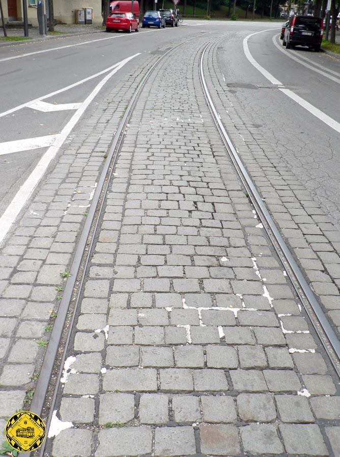 Wie das zur Freude der "Lost Tracks" immer so ist: die Gleise bleiben erstmal liegen und verschwinden nach und nach, wenn es Straßenbaumaßnahmen, Kanalbauarbeiten oder andere Baustellen gibt, denen die alten Gleise im Weg sind. Hier haben sich die Gleise noch bis 2019 gehalten.