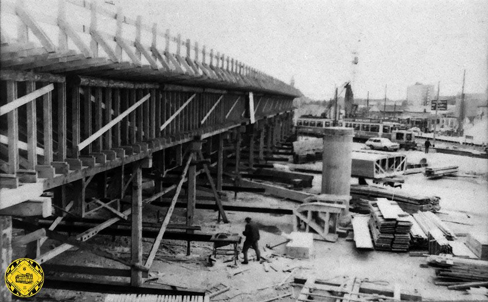 Im Oktober 1970 wird der Mittlere Ring gebaut und auf seinem westlichen Verlauf nach dem Olympiageländer überspannt er die Dachauerstraße, um in die Landshuter Allee überzugehen. Bilder von der Baustelle damals.

Während der Bauzeit wurde der Trambahnbetrieb durchgehend aufrecht erhalten, erforderliche Brückenarbeiten im Gleisbereich wurden in die Nachtstunden verlegt.