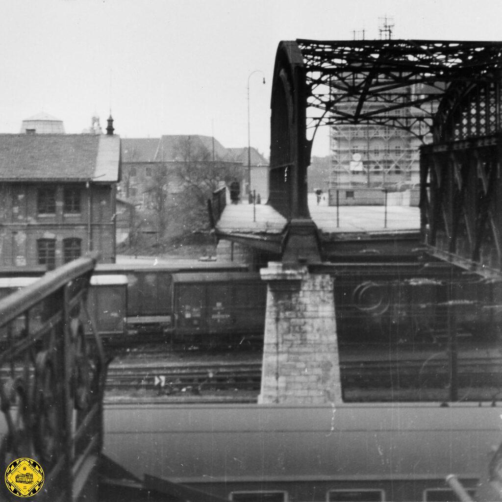 Nach Kriegsende 1945 wird noch eine schmale Notbrücke gelegt, um wenigstens den Fußgängern und Radfahrern eine Überquerung der Bahnanlagen zu ermöglichen. 