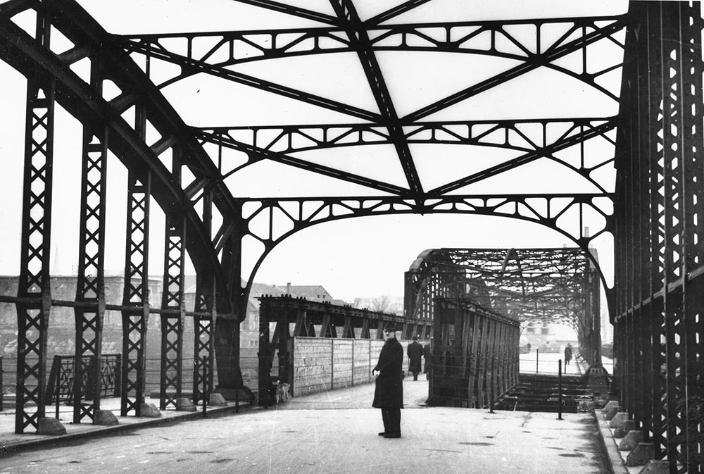 Nach Kriegsende 1945 wird noch eine schmale Notbrücke gelegt, um wenigstens den Fußgängern und Radfahrern eine Überquerung der Bahnanlagen zu ermöglichen. 
