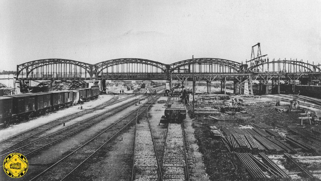 Die Hackerbrücke hat eine sehr bunte Geschichte, die wir hier versuchen zu entwirren. Da ist der recht kurz gehaltene Wikipedia-Eintrag wenig hilfreich, weil er sehr unscharf ist und viele Tatsachen weglässt.
Das Thema Hackerbrücke und ihre Vorgeschichte ist seit vielen Jahren, bevor ich begonnen habe, hier zu recherchieren, sehr umfangreich von unserem Vereinsmitglied Gert v. Rosen dokumentiert worden.