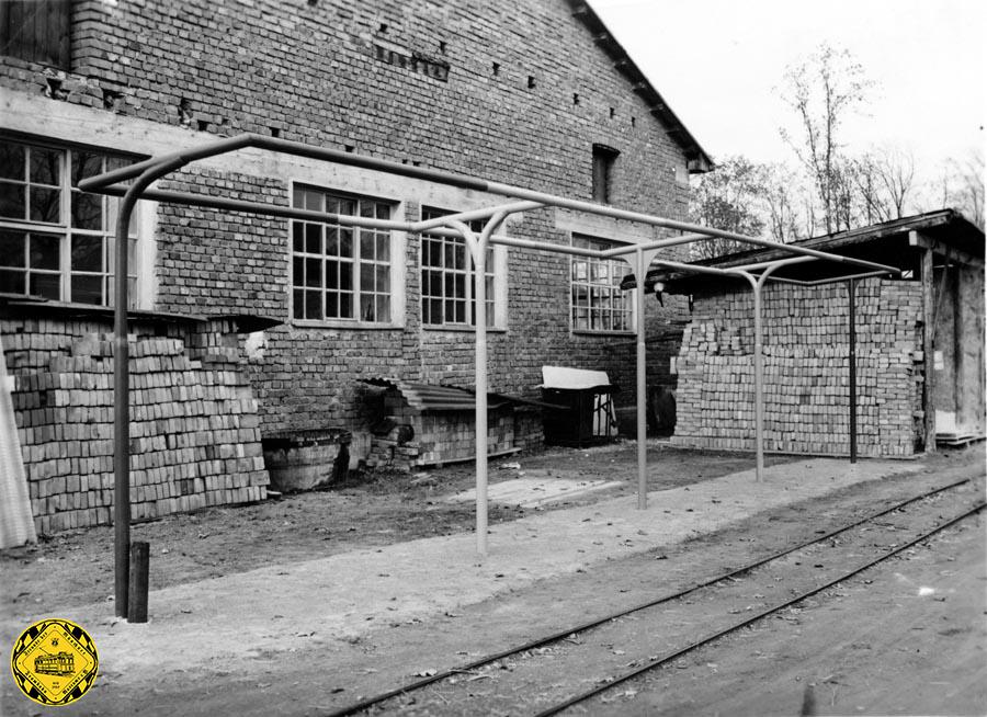 Testaufbau der Einheits-Haltestellen-Überdachung mit Plexiglas am 2.Dezember 1953 im Betriebshof.