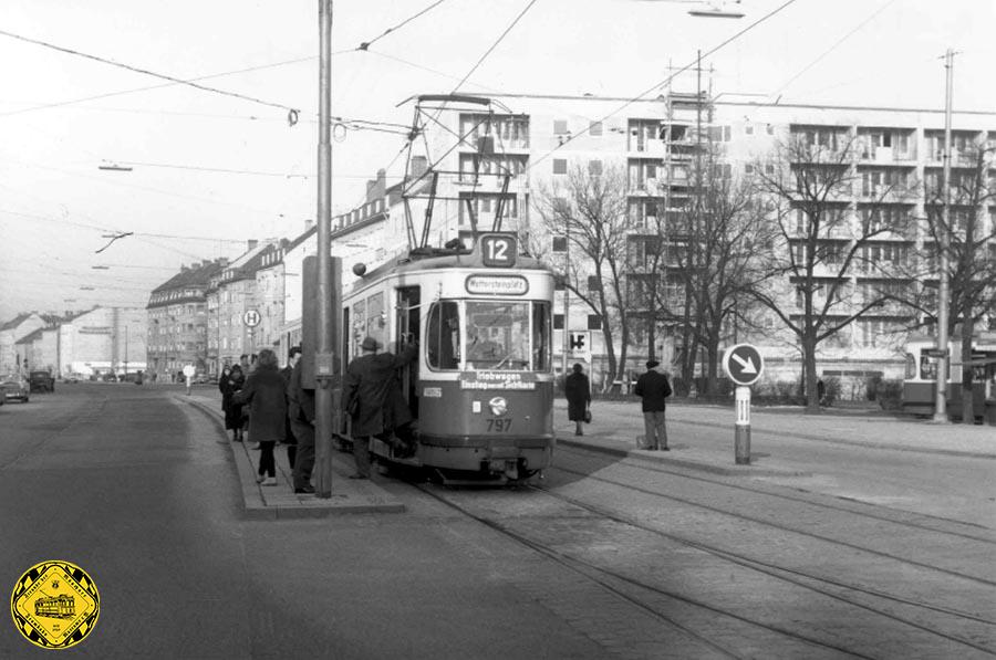 Auf der Linie 12 steht der M3-Tw 797 an der Ausstiegshaltestelle Wettersteinplatz am 12.2.1962