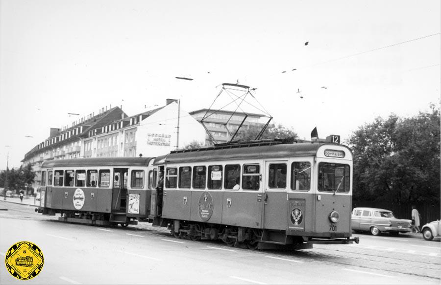 Der K-Tw 701 bei der Ausfahrt aus der Schleife Wettersteinplatz beim Start der Fahrt auf der Linie 12 zum Herkomerplatz am 26.09.1965