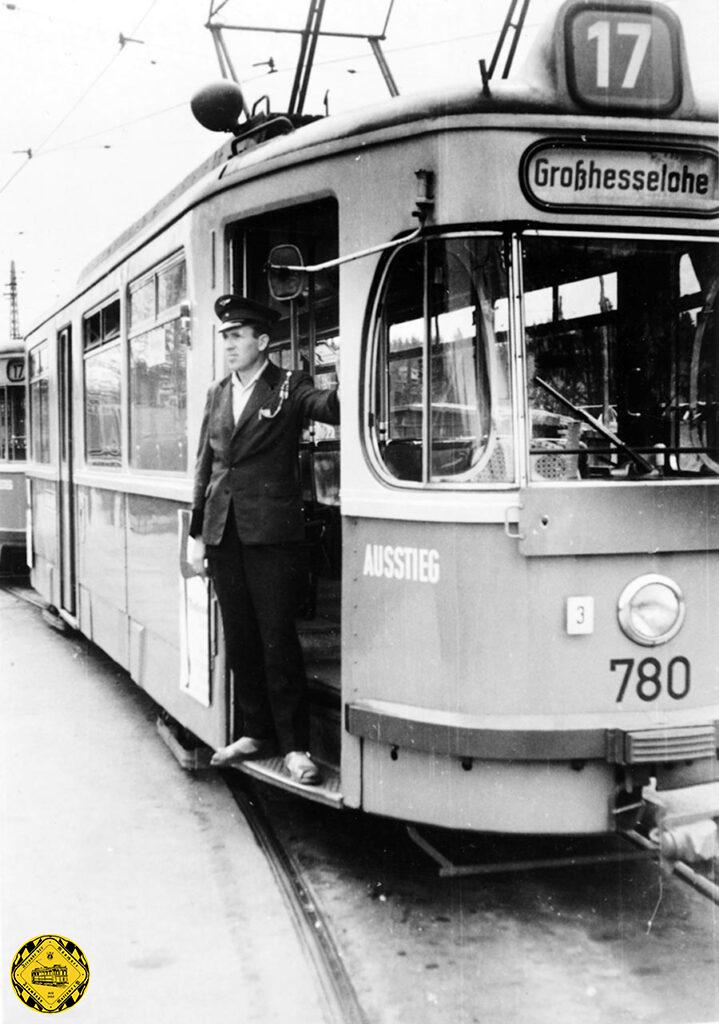 Auf der Linie 17 steht 1964 der Fahrer Wilhelm Knaak an seinem M3-Tw 780 + m3-Bw an der Endhaltestelle Großhesseloher Brücke Richtung Wettersteinplatz