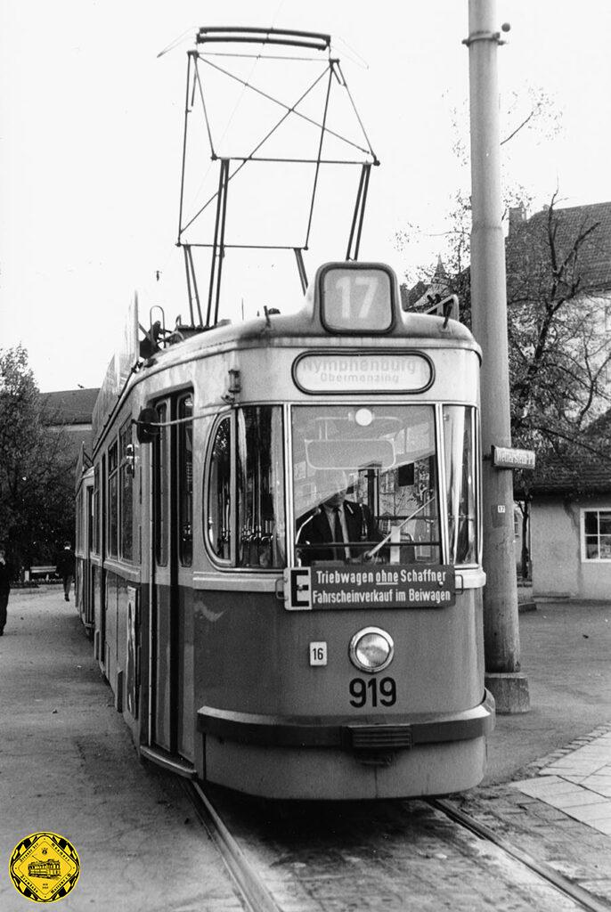 Die Linie 17 in der Schleife am Wettersteinplatz mit dem M4-Tw 919 + m4-Bw am 1.11.1971