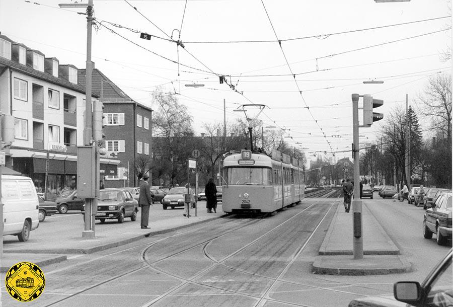 P3-Tw 2042 + p3-Bw auf der Linie 19 an der Haltestelle Willibaldplatz auswärts am 22.3.1991