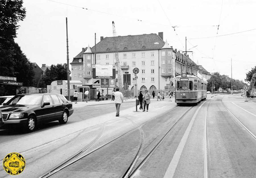 An der Baustelle den neuen U-Bahnhofs Wettersteinplatz kommt der M4-Tw 2490 + m4-Bw 3486 auf der Linie 25 am Wettersteinplatz einwärts am 18.5.1992 vorbei.