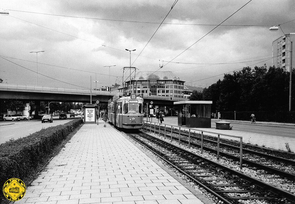 Der TW 2519 auf der Linie 25 hat gerade die Brücke an der Dachauerstraße passiert und fährt weiter stadtauswärts nach Moosach.
