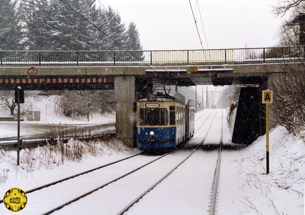 Trambahnbilder-Gallerie aus der Fotokiste von Klaus Onnich mit Triebwagen unter und bei dieser Brücke der Eisenbahn über die Staatsstraße und Trambahn nach Grünwald.