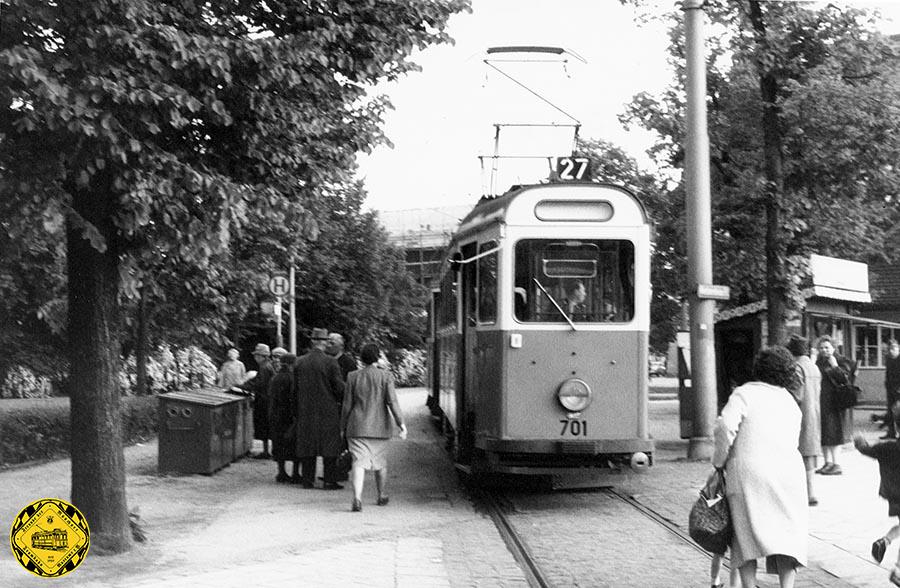 Die Linie 27 mit dem K-Tw 701 am Wettersteinplatz an der Haltestelle im Mai 1964