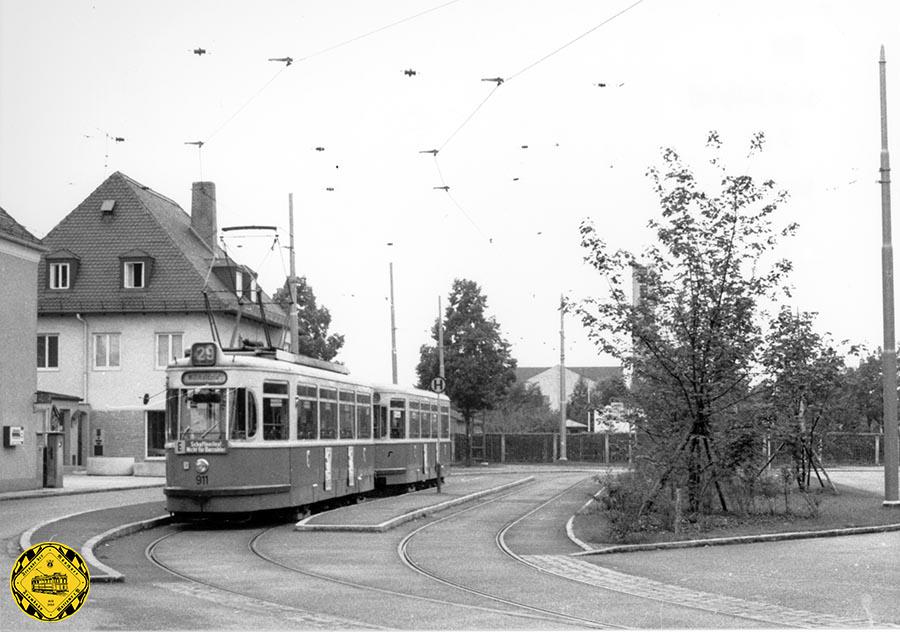 Der M-Tw 911 + Bw in der Endhaltestelle Willibaldplatz mit dem neuen Überholgleis am 17.7.1966