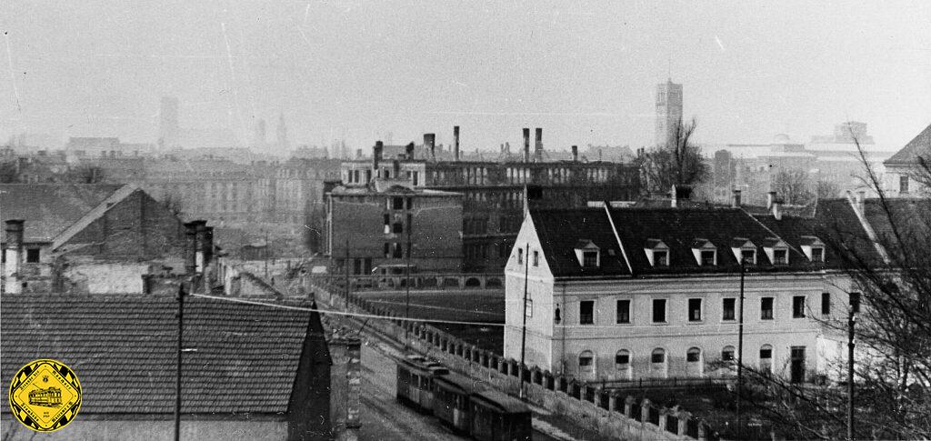 Ende 1945 rollen wieder Trambahnen über den Nockherberg durch die zerstörte Stadt stadteinwärts.