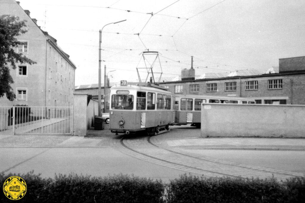 Noch bis 1979 war die Schleife Würzburger Straße auf dem Gelände des Trambetriebshofs 3 befahrbar. Am 26. Mai 1971 steht ein kurzgeführter Heidelberger-Zug der Linie 39 in der Schleife, um gleich wieder zur Rückfahrt zum Michaelibad aufzubrechen.
