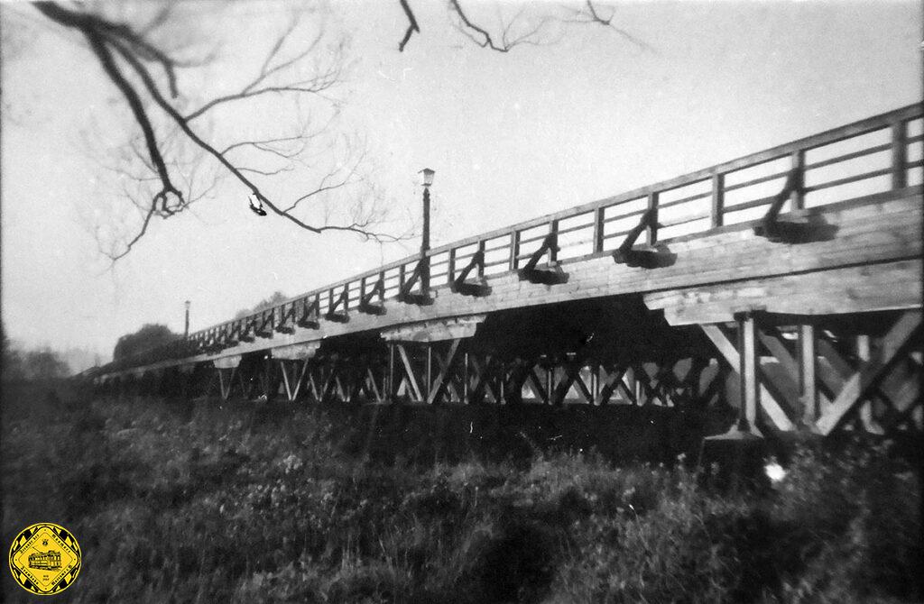 1921 war diese Holzbrücke sanierungsbedürftig und beschränkte das zulässige Gesamtgewicht für Fahrzeuge auf der Brücke auf 2,5 Tonnen. Sie wurde 1923 umgebaut und von 7m auf 5m verschmälert, womit wieder 5 t Gesamtgewicht zugelassen werden konnte. 