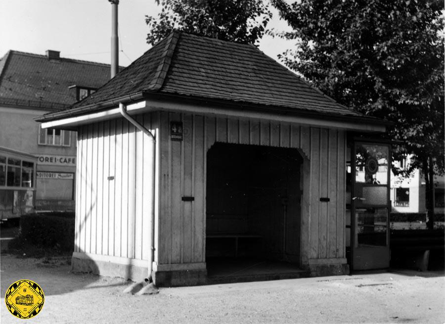 Die Wartehalle am Willibaldplatz überlebte des Krieg und am 2.September 1959 sieht man hinten noch eine M-Wagen herausspitzen.
