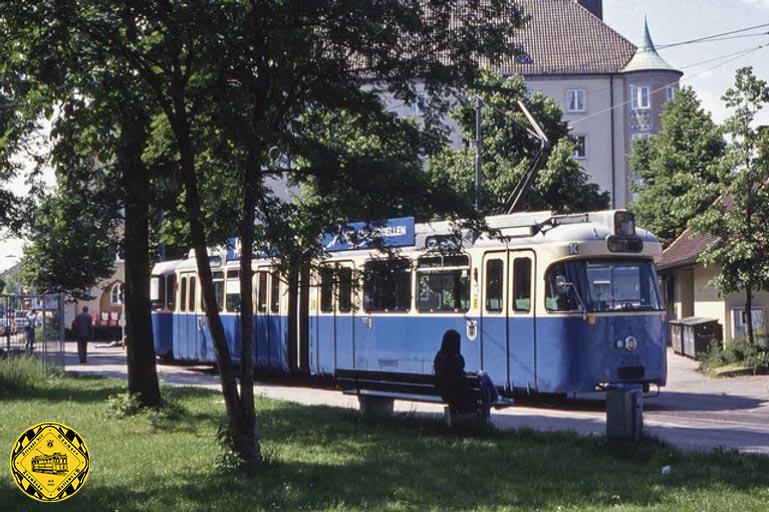 Idyllisch präsentierte sich die Wendeschleife am Wettersteinplatz im August 1991 noch vor dem U-Bahnbau. 2028 fährt gerade auf Probefahrt durch die Wendeanlage (Bild: Klaus Werner)
