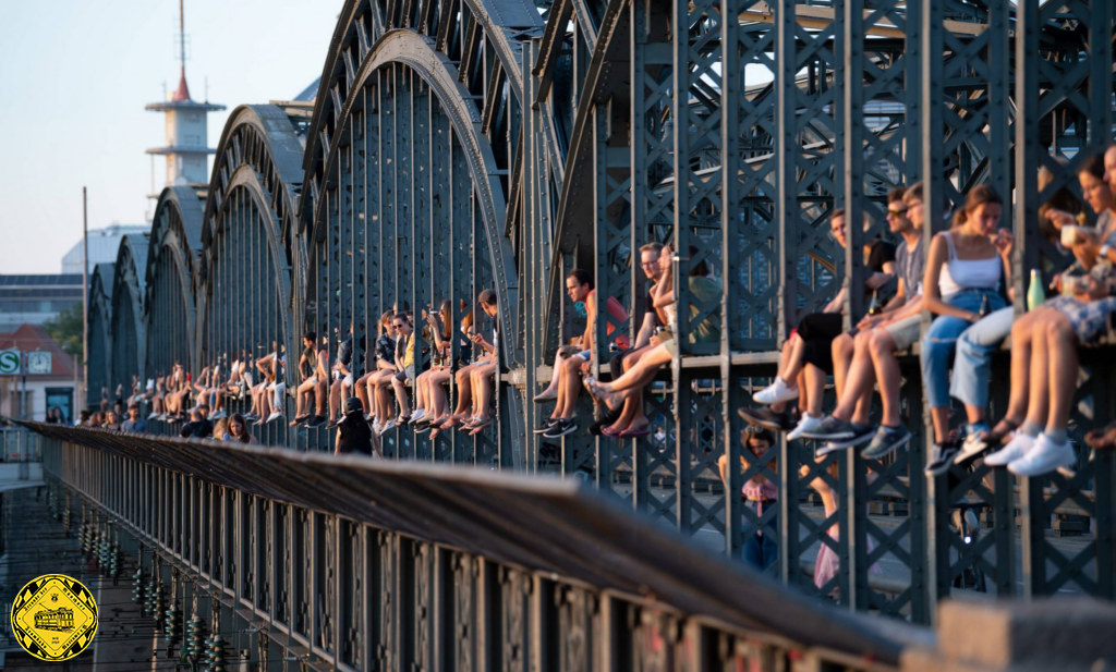 Nebenbei hat sich die Hackerbrücke als absoluter Hotspot für hippe Bewunderer des Sonnenuntergangs etabliert