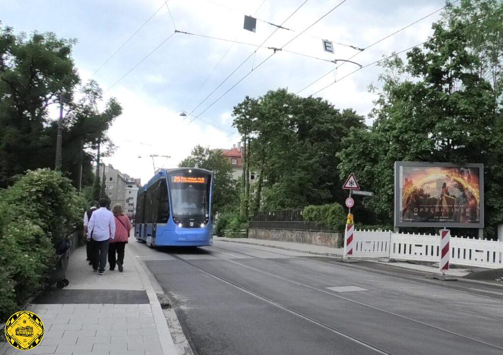 Die Jahre vergehen und die Brücke bleibt. Sie ist schmal, es gibt 2 Fahrspuren, - oder eben 2 Gleise, die Trambahn muss sich den Platz mit dem Individualverkehr teilen.
Gemauerte Bogenbrücken wie die Regerbrücke sind praktisch unkaputtbar, wie Beispiele aus der Römerzeit zeigen. Bei der Elektrifizierung der Bahnstrecke stellte man fest, dass die Oberleitung gerade um ein paar Zentimeter in den Brückenbogen passt. Glück gehabt.
Heute ist die Regerbrücke auch der Übergang der Tegernseeer Landstraße in die Regerstraße.