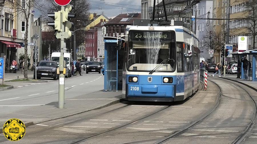Am 12.März 2020 ist der TW 2108 auf der Linie 25 über den Wettersteinplatz auswärts unterwegs nach Grünwald.

 © Klaus Werner