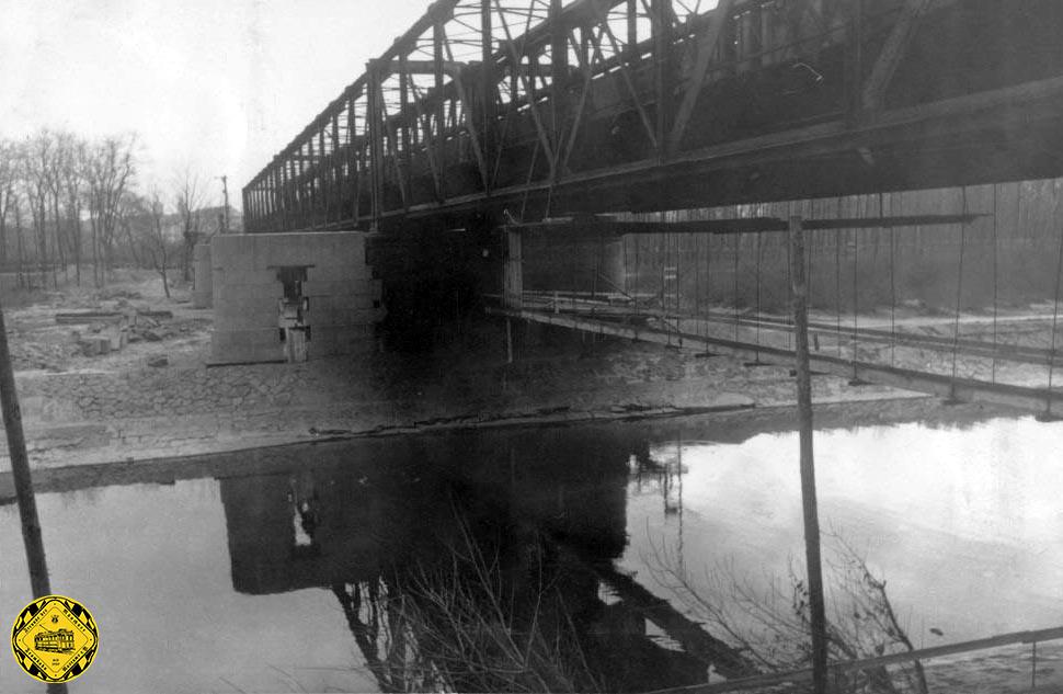 Zum Setzen der Pfeiler-Erweiterung im Isarbett nutze man das Winter-Niedrigwasser und das Bild vom 1.Februar 1957 zeigt noch die alte Brücke.