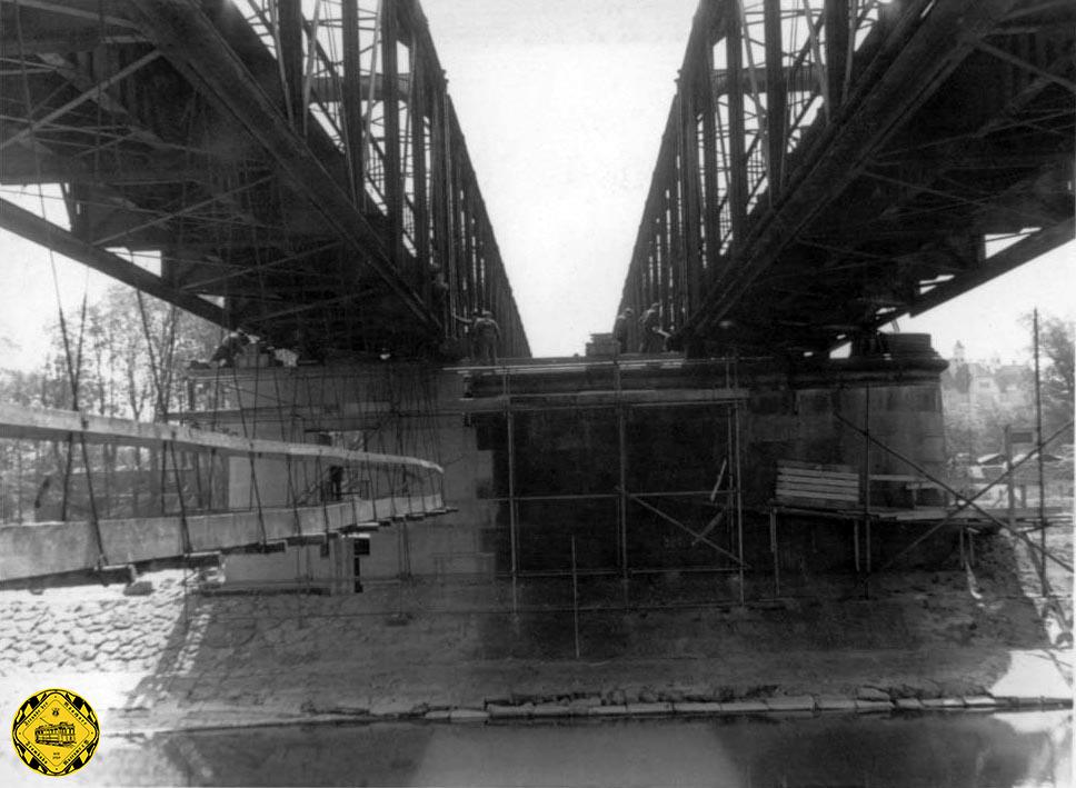 Im Mai 1957 wurde dann der südliche Brückenteil verschoben und abgebaut und durch die neue Brückenkonstruktion ersetzt.