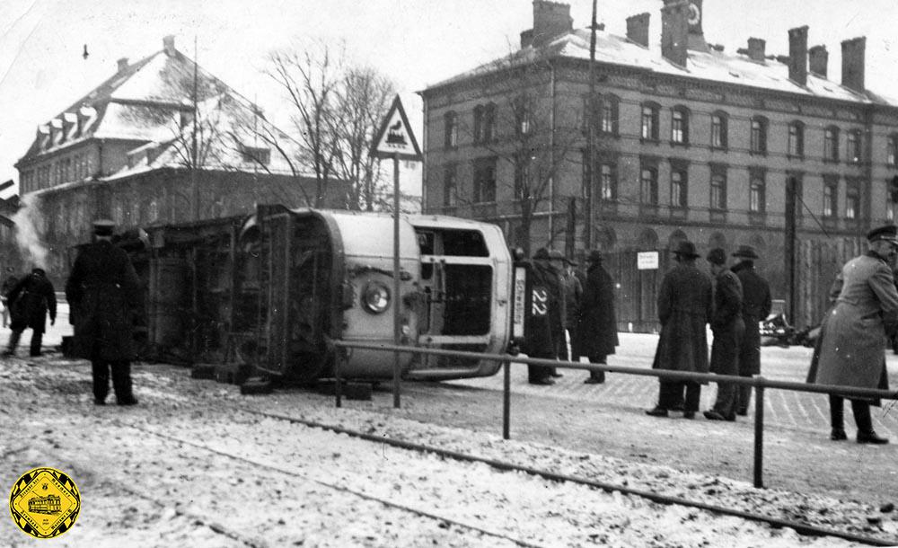 Am 9.Februar 1934 gab es einen schweren Trambahnunfall auf der Höhe dieser Gleiskreuzung. Danach verschärfte man die Sicherheitsregeln hier. 
