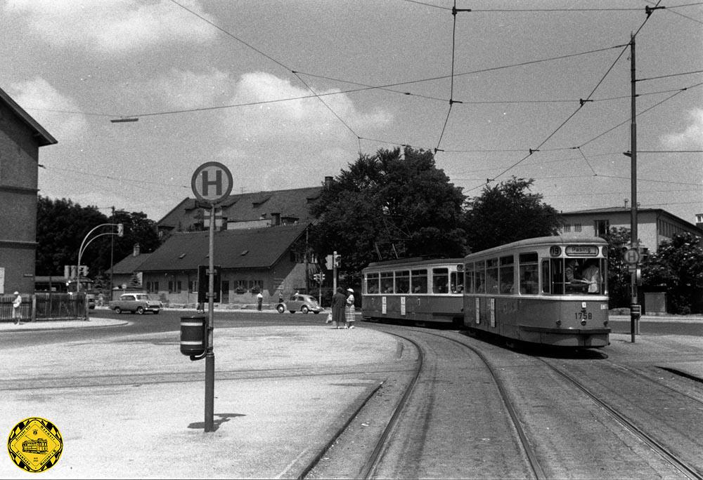 Unser Bild vom 18.Juni 1960 zeigt die Haltestelle der Linie 19 am Knie, die damals noch nicht in der Landsbergerstraße lag. gut kann man die damals noch benutzte Kreuzung der Schienen der Pasinger Industriebahn sehen.  Hier hat sich die letzten Jahre sehr viel baulich verändert.