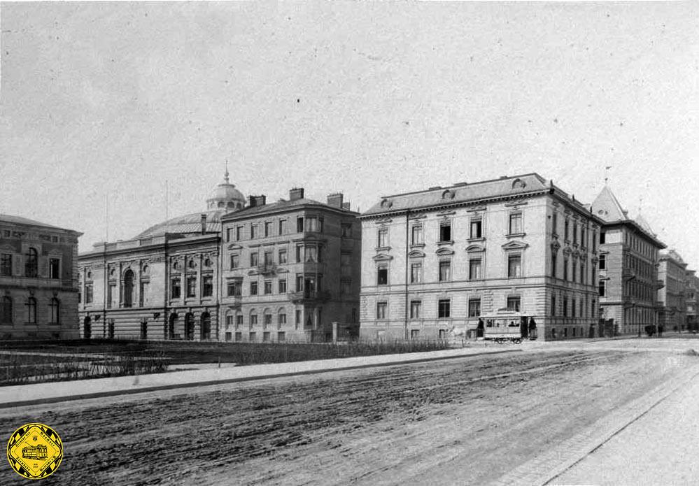 Diese Trambahnstrecke wurde am 22.10.1882 zwischen  Augustenstraße und Barerstraße neu gebaut und die Inbetriebnahme erfolgte als Pferdebahnlinie schon in Doppelspur nach einer Bauzeit vom 2.10.1882 bis 20.10.1882. 

