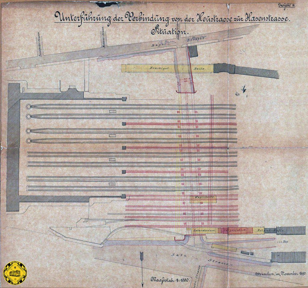 Projekt III
Planungsunterlagen wie diese aus dem November 1890 sind auch für andere Bahndetails sehr interessant: hier kann man die Gleise des Hauptbahnhofs gut sehen und deren Aufteilung in Kopfbahnhofsgleise mit und ohne Drehscheibe für de Lokwechsel am Ende.
Die Planungs-Skizze zeigt hier noch nicht das neue geplante Gebäude der Post, das spätere Paketpostamt an der Bayerstraße, sondern noch die bestehenden Frachtguthallen, die der Unterführung weichen sollten. Am Nordportal der geplanten Unterführung sind auch noch einige Betriebsgebäude der Staatsbahn, die dem Neubau zum Opfer fallen sollen. Die Arnulfstraße heißt noch Salzstraße. Nördlich des Centralbahnhofs enden die Gleise der ehemaligen Ostbahn. Sowohl der Holzkirchnerbahnhof an der Südseite als auch der Starnbergerbahnhof an der Nordseite sind schon in den Köpfen der Planer, aber noch nicht ausführungsreif, von einer Finanzierung ganz zu schweigen.
Dieses Projekt ist eigentlich eine Kopie des 2.Projekts, allerdings mit zwei Bögen und einer Mittelstütze, um eine größere Breite für den Fuhrwerksverkehr zu