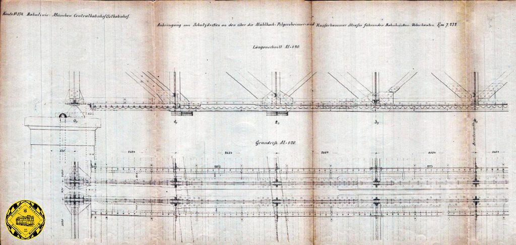Diese erste Brücke über die Pilgersheimerbrücke war eine genietete Unterzugbrücke. Die Zeichnungen zeigen den genauen Aufbau, der ähnlich der nahegelegenen Brücke der Simbacher Strecke über den Auer-Mühlbach gestaltet wurde. Auch werden gleich statische Berechnungen mitgeliefert.