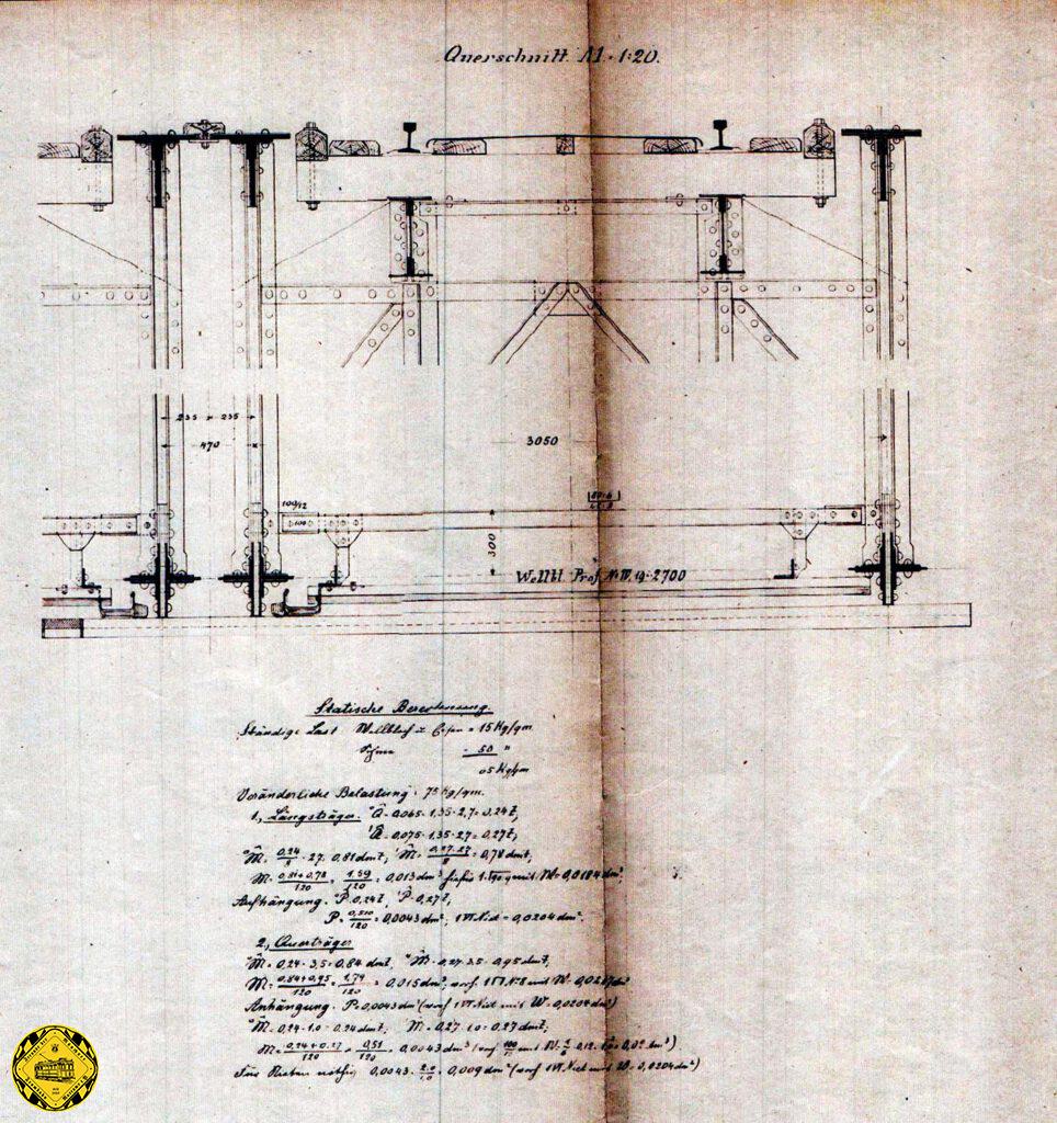 Diese erste Brücke über die Pilgersheimerbrücke war eine genietete Unterzugbrücke. Die Zeichnungen zeigen den genauen Aufbau, der ähnlich der nahegelegenen Brücke der Simbacher Strecke über den Auer-Mühlbach gestaltet wurde. Auch werden gleich statische Berechnungen mitgeliefert.