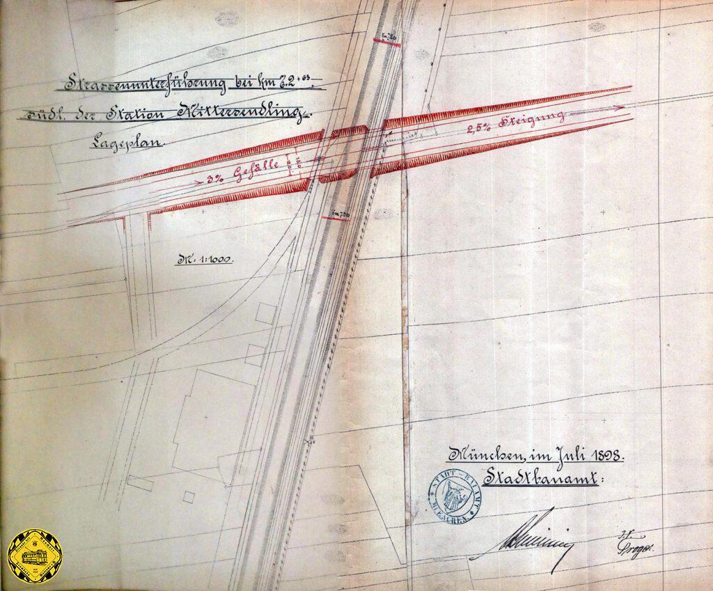 Den Plan vom königlichen Bauamt wollen wir hier natürlich nicht unterschlagen: Die Planung war an dieser Stelle relativ einfach, weil die Böschungen nur wenige unbebaute Grundstücke betraf. Allerdings musste für das Industriegleis, das hier parallel zur Hauptbahnstrecke verläuft, eine eigene Brücke errichtet werden.
Allerdings mussten einige Baulinien zurückgenommen werden, um eine breite Zufahrtsstraße von und zu den Rampen zu ermöglichen.