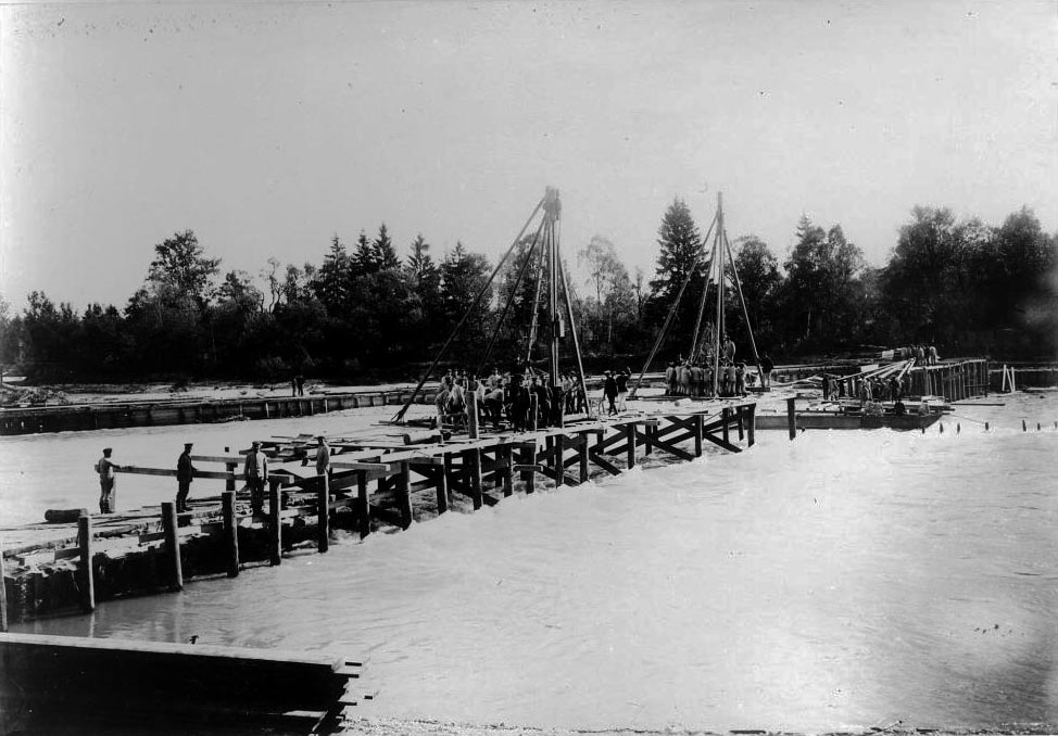 Die Geschichte beginnt mit einem Desaster: die alte Brücke bei dem Dorf Thalkirchen wurde bei Hochwasser von 1899 weggerissen und schon im Oktober versuchte die Gemeinde Thalkirchen eine neue Isarüberquerung zu bauen. Aber man wusste von der geplanten Eingemeindung in den kommenden Monaten.