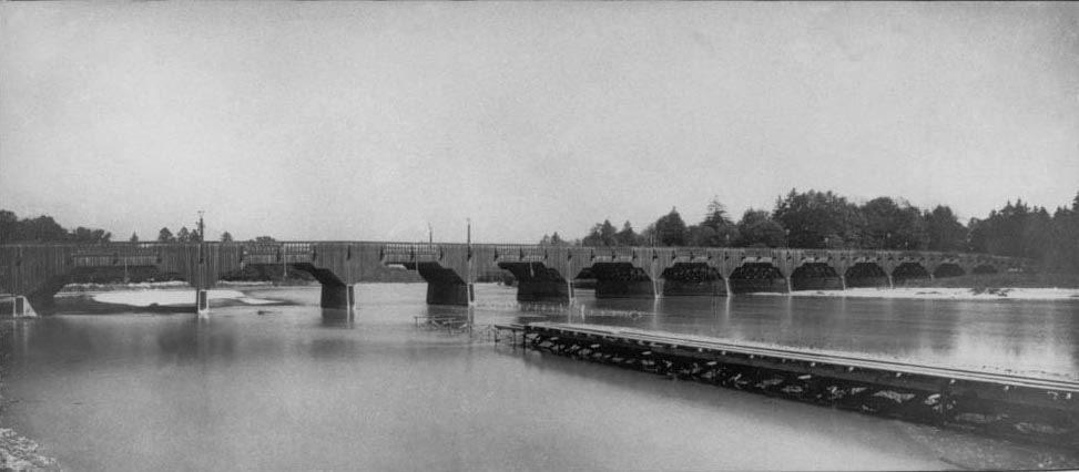 Als Thalkirchen zum 1. Januar 1900 nach München eingemeindet wurde, erhob die Gemeinde einige Forderungen, darunter die nach dem Bau einer Isarbrücke. 
