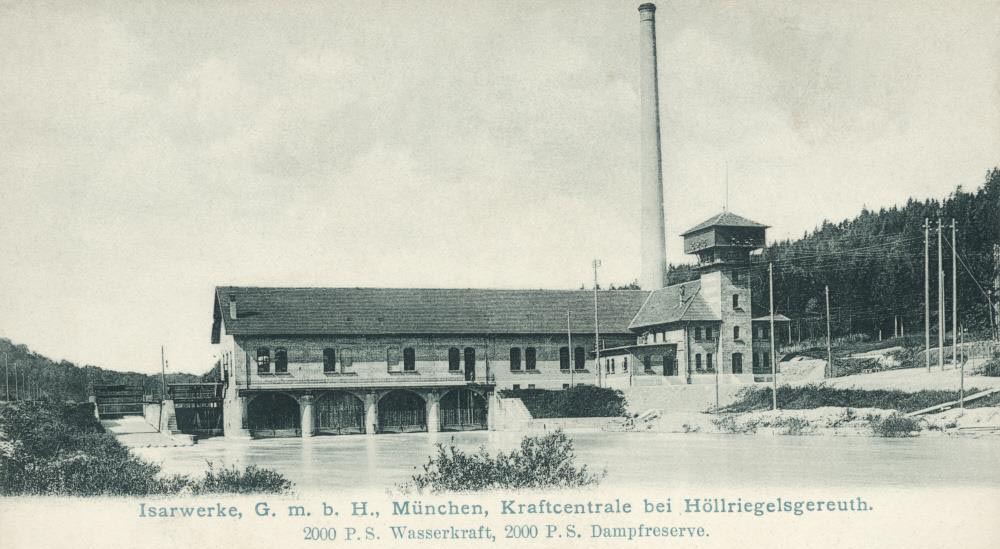 Als erste größere Wasserkraftanlage für die Überlandstromversorgung entstand von 1890 bis 1892 das Isarkraftwerk Höllriegelskreuth (Lkr. München) mit 1.400 kW Ausbauleistung. Es wurde von der Firma Isarwerke GmbH gebaut und betrieben.