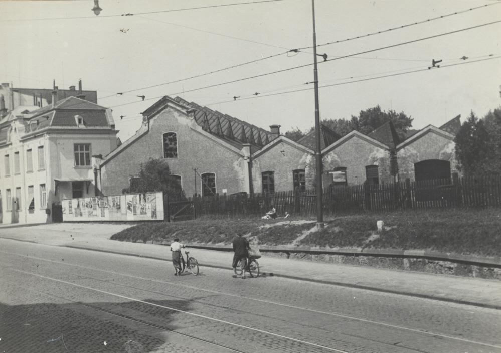 Krauss betrieb eine Fabrik in Sendling für Schmalspurlokomotiven. Der Blick geht südwärts an der Lindwurmstraße, die gerade aus der Lindwurm-Unterführung kommt.