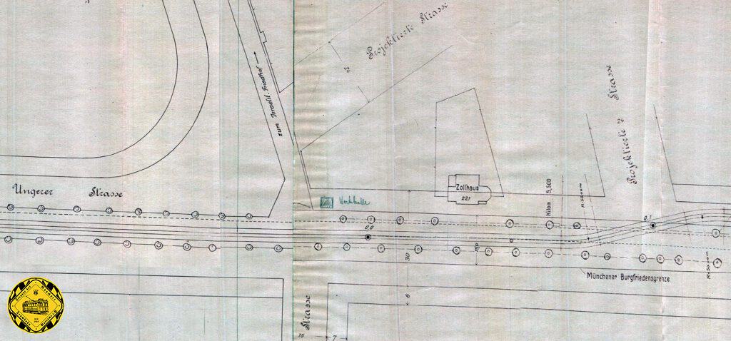 Am 7.4.1917 geht die Strecke zwischen neuem Israelitischen Friedhof und neuer Schleife Freimann in Betrieb. Erbaut wurde sie von Dezember 1916 bis April 1917. Die neue zweigleisige Strecke verlief ab dem Israelitischen Friedhof neben der schmalen Ungererstraße an der Westseite (rechts im Bild). Erst 1931 wird Freimann eingemeindet und so verläuft hier der Burgfrieden von München mit einen stattlichen Zollhaus. Unser Plan von 1916 zeigt auch die 1917 gebaute Wartehalle an der Ludwig-Merk-Straße. Wir befinden uns etwa 50 Meter nördlich der heutigen Domagkstraße.stadteinwärts. Heute würde sie Domagkstraße heißen, aber die gab es damals nur als Feldweg ohne Namen. Auf dem Foto vom 28.November 1960 sieht man im Hintergrund den israelitischen Friedhof.