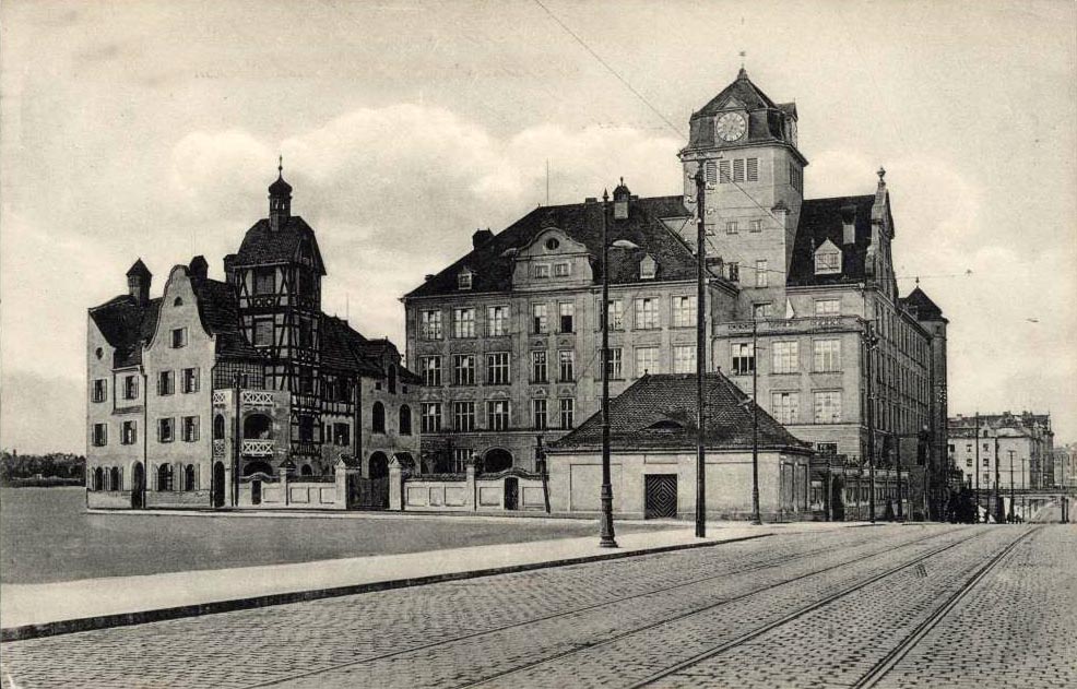 Unser Bild zeigt die Grundschule an der Boschetsriederstraße im Jahr 1916 schon mit der Trambahnstrecke und ganz recht sieht man die Bahnbrücke.
