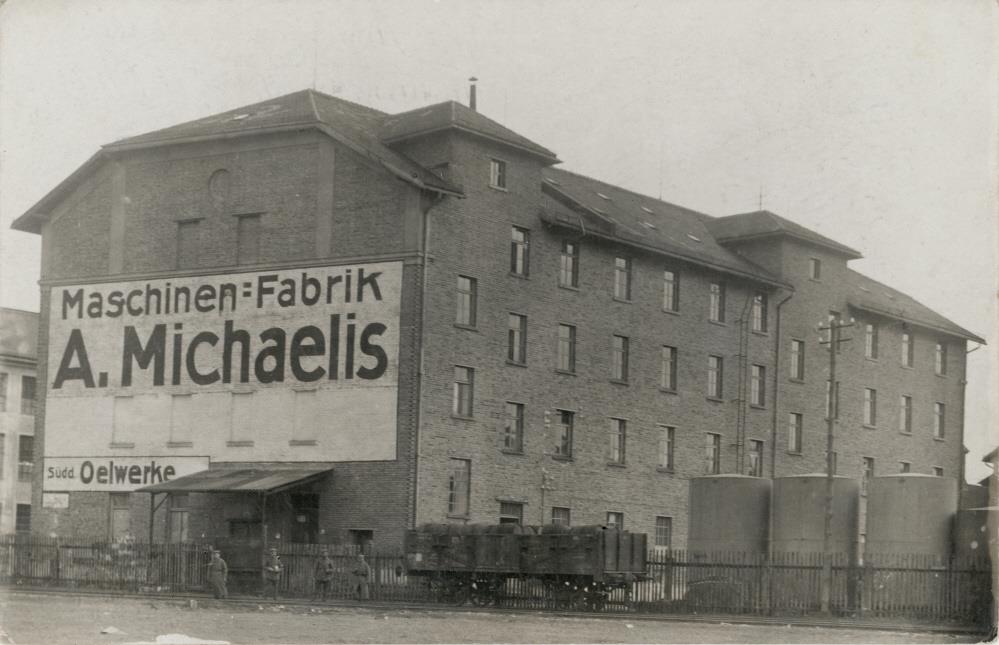 Kunden an diesem Industriegleis war auch die Firma Arthur Michaelis an der Hofmannstraße 52. Die Firma war spezialisiert auf die Herstellung jeglicher Art von Waschmaschinen für Großkunden wie Hotels, Wäschereien oder Krankenhäuser. Das Fabrikgelände war mit einem Gütergleis an die Hauptbahn angeschlossen, wie man an dem abgestellten Wagen erkennen kann.