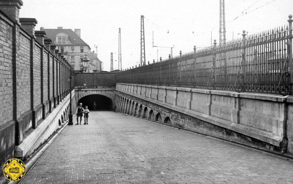 Die Bilder aus dem Jahr 1935 zeigen eine Besonderheit der Thalkirchner Bahnunterführung: es gab einen Fußgängertunnel von der Unterführung zum Südbahnhof. Heute ist der Tunnel noch vorhanden, allerdings an der Thalkirchnerstraße vermauert.
