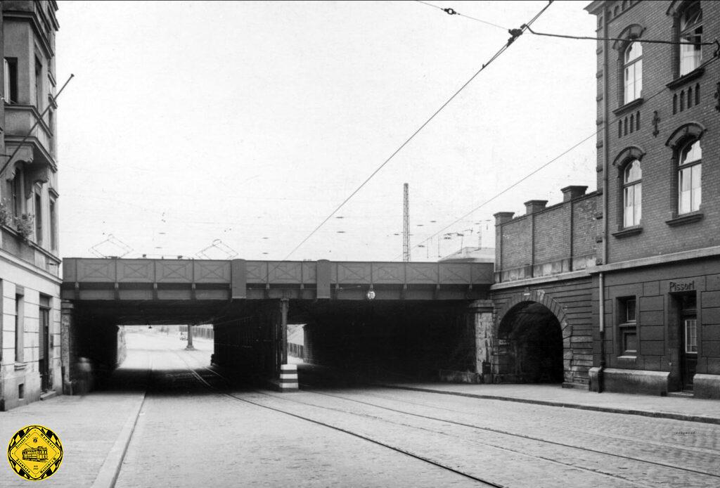 Die Bilder aus dem Jahr 1935 zeigen eine Besonderheit der Thalkirchner Bahnunterführung: es gab einen Fußgängertunnel von der Unterführung zum Südbahnhof. Heute ist der Tunnel noch vorhanden, allerdings an der Thalkirchnerstraße vermauert.